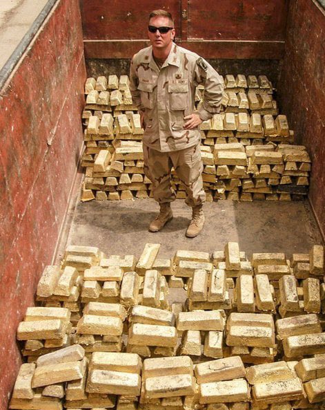 TarihteOan's tweet photo. 2003, ABD askerleri tarafından Irak Merkez Bankasından çalınan külçe altınlar. https://t.co/sFmlJdeSO7