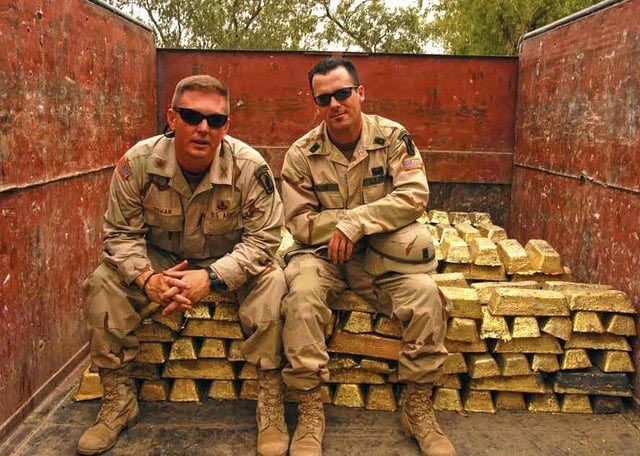 TarihteOan's tweet photo. 2003, ABD askerleri tarafından Irak Merkez Bankasından çalınan külçe altınlar. https://t.co/sFmlJdeSO7