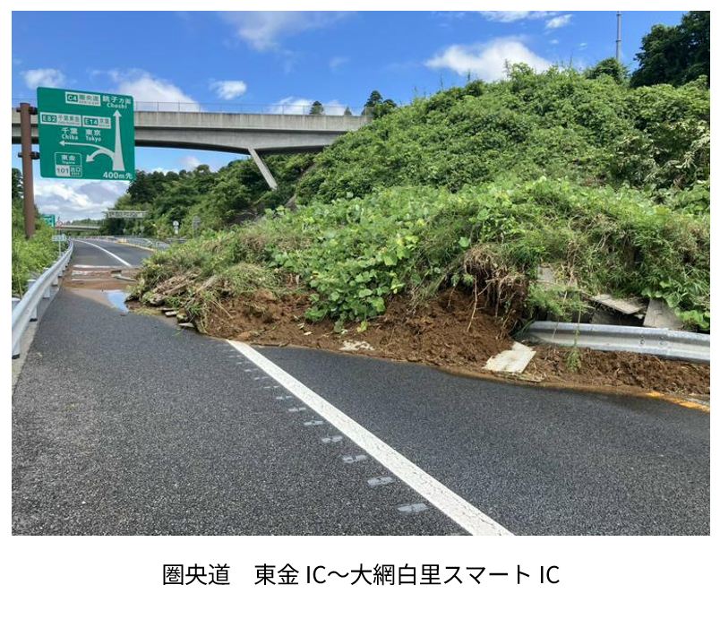 e_nexco_kanto's tweet photo. ⚠️大雨の影響により #通行止め を実施している区間ですが、復旧作業には時間を要す見込みです。
お客さまには大変ご迷惑をおかけしますが、ご理解のほどよろしくお願いいたします。 https://t.co/Hsqlwk12Ro