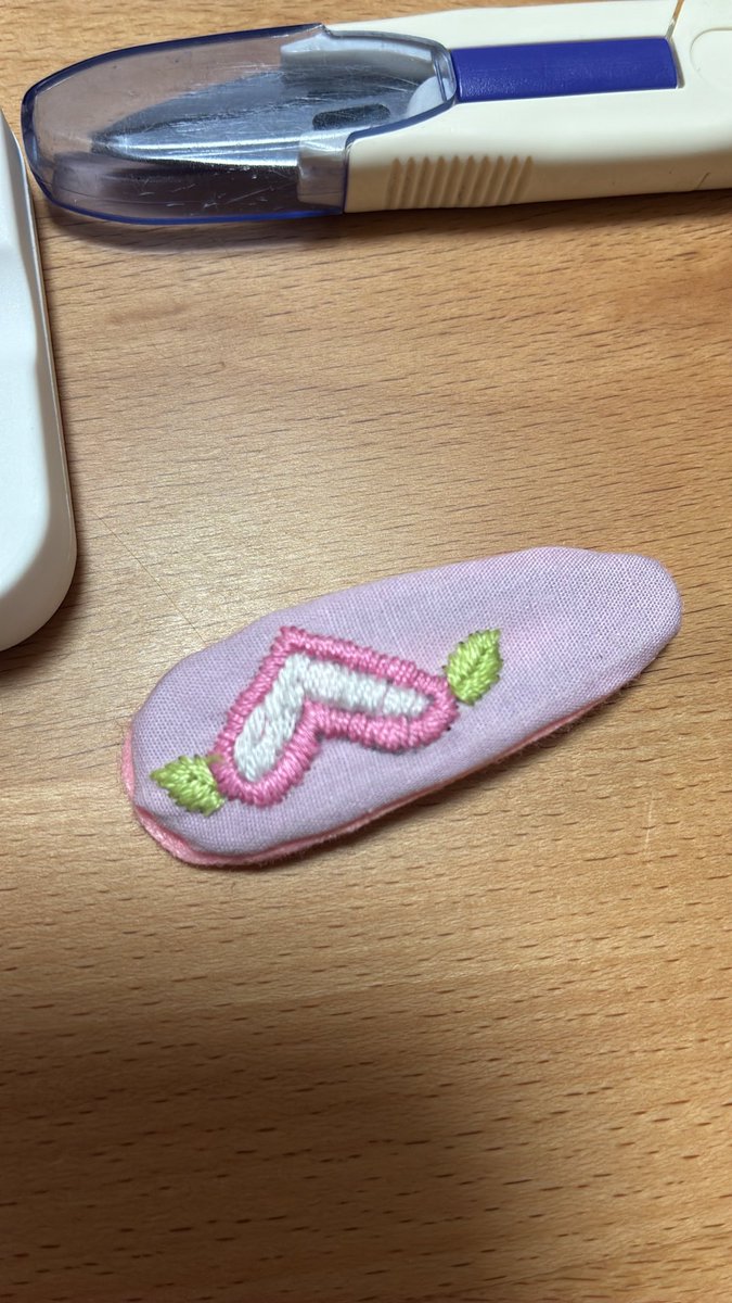 ichigo01410's tweet photo. マジmagicピーチのMVの可愛さが異常すぎて、完全に勢いで作った。
クオリティそっちのけ。
ただ、推しへの愛は込めたつもり🍑

#にじさんじ手芸部 #刺繍
#VOLTACTION https://t.co/UUivUaO9Yi