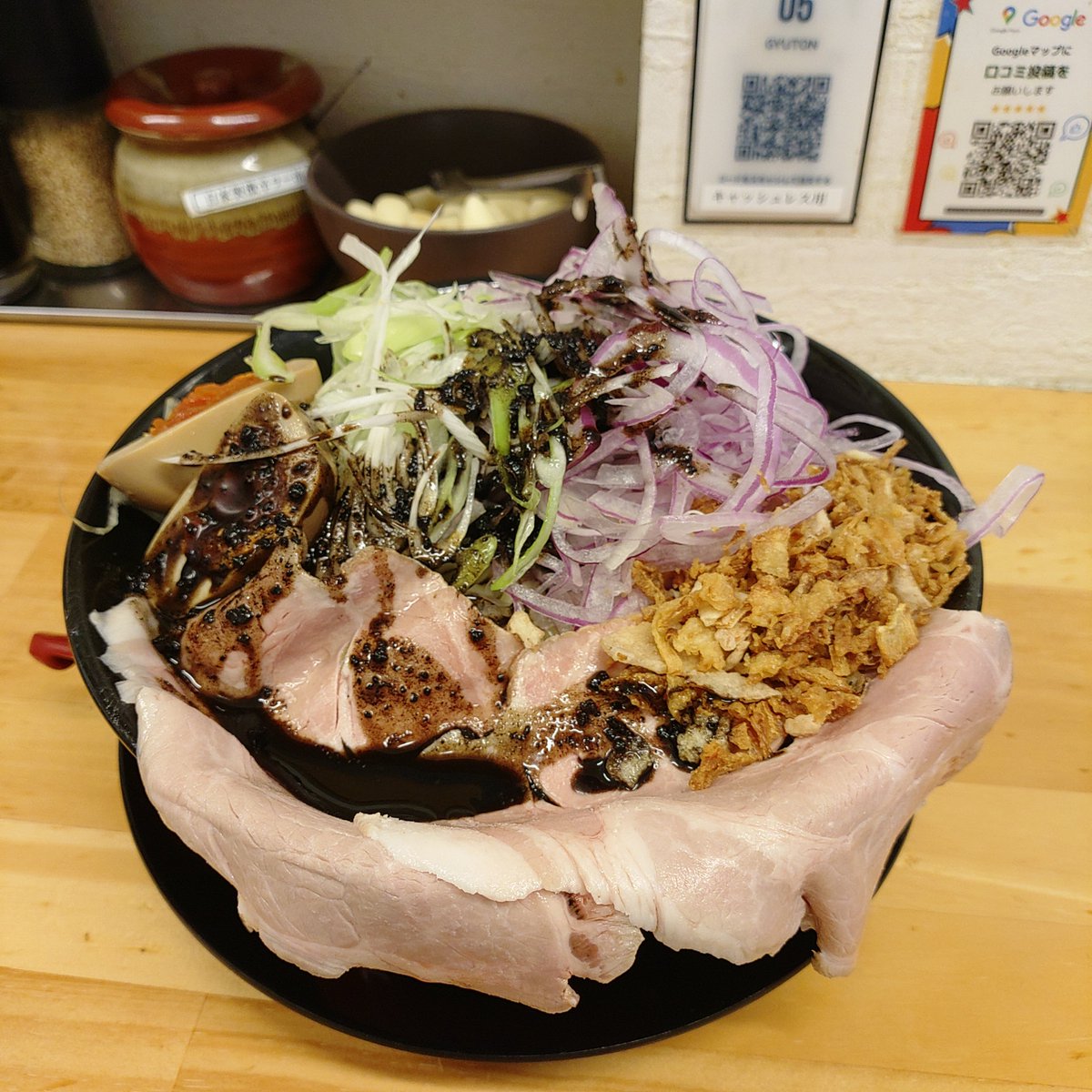 kidomon_821's tweet photo. 夜勤前の栄養補給に向かうは聖蹟の名店GYUTONさん🚃💨師匠、波影さん、部長に番長とそうそうたるメンバーでいざ😋狙うは今日明日のランチ限定冷やしマー油まぜそば✨ロースを追加して準備🆗ほどよい苦味とザクザクシャキシャキな食感、冷たくシメられた麺…こりゃ美味しい😍足を運べる方はぜひ聖蹟へ❤️ https://t.co/qP2Rf5NeyE