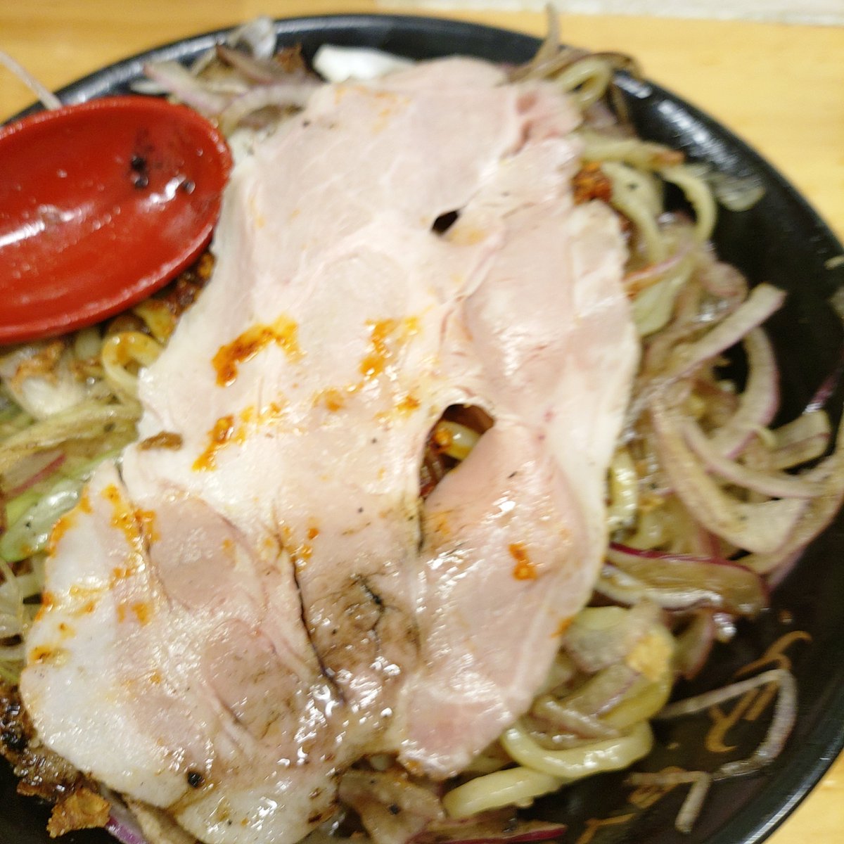 kidomon_821's tweet photo. 夜勤前の栄養補給に向かうは聖蹟の名店GYUTONさん🚃💨師匠、波影さん、部長に番長とそうそうたるメンバーでいざ😋狙うは今日明日のランチ限定冷やしマー油まぜそば✨ロースを追加して準備🆗ほどよい苦味とザクザクシャキシャキな食感、冷たくシメられた麺…こりゃ美味しい😍足を運べる方はぜひ聖蹟へ❤️ https://t.co/qP2Rf5NeyE