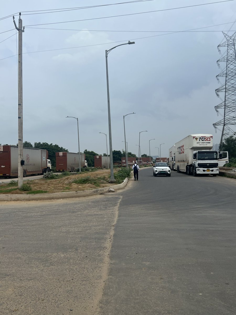 aditimalhotra's tweet photo. Sector 70A Ggn. For weeks newly constructed roads being used as an offloading dock for a cab company’s fleet. crossings r now blind spots, taking away right of passage for ppl &amp; traffic. threat to safety large groups of drunk men sitting at unauth pan shop.@OfficialGMDA https://t.co/zAa2bCFVy4