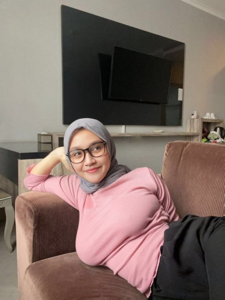 hijabercantik_1's tweet photo. berat mas bantu bawain dong 🤭 https://t.co/H6tRAXwGlG