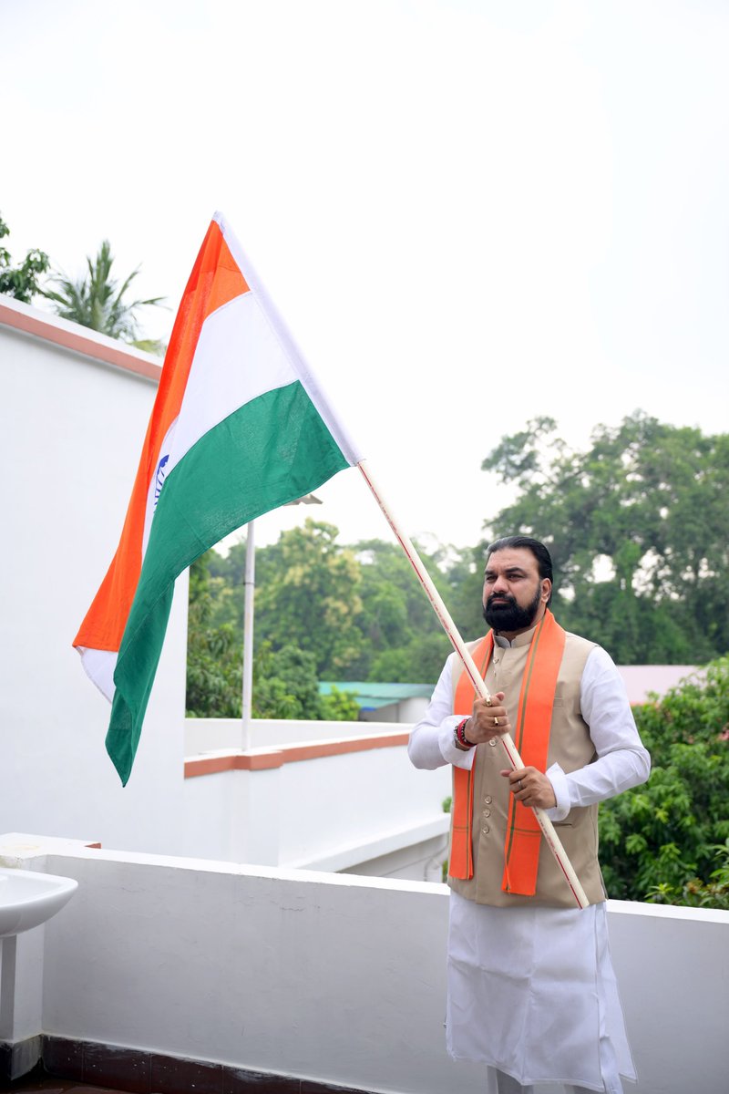 samrat4bjp's tweet photo. हर घर तिरंगा, घर-घर तिरंगा! 🇮🇳

माननीय प्रधानमंत्री श्री @narendramodi जी के आह्वान पर "हर घर तिरंगा" अभियान के तहत लोकसेवक आवास पर राष्ट्रीय ध्वज फहराकर स्वतंत्रता संग्राम के अमर बलिदानियों को स्मरण किया।

आइए, हम सभी अपने घरों पर तिरंगा फहराकर राष्ट्रभक्ति के इस महाअभियान का हिस्सा बनें। तिरंगे के साथ अपनी तस्वीर #HarGharTiranga के साथ सोशल मीडिया पर साझा करें और जनभागीदारी के इस अभियान को जन-जन तक पहुंचाएं।

जय हिंद! 🇮🇳

#HarGharTiranga