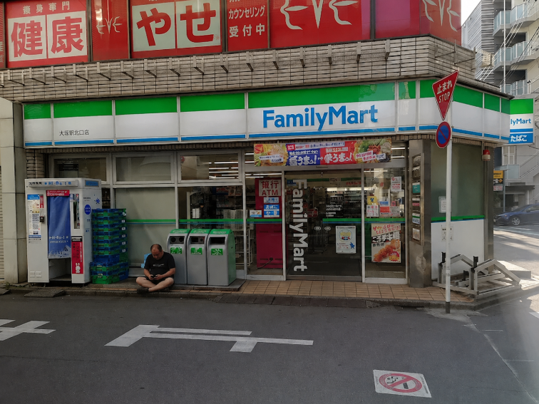 ruuuuri0909's tweet photo. 大宮西口のファミマ前で待ち合わせしよって言われてきたんだけど

あの座ってる人しかいない。。。。

ま？

#埼玉
#友達募集 https://t.co/dNglBCNugY