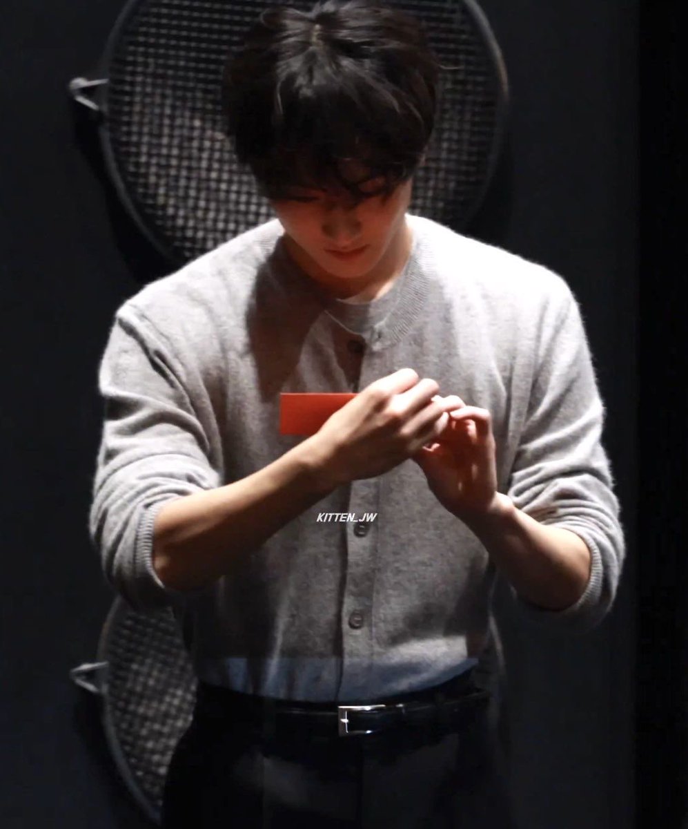 baekguwons's tweet photo. jungwon broad shoulders appreciation post https://t.co/E7QdBPPKsI