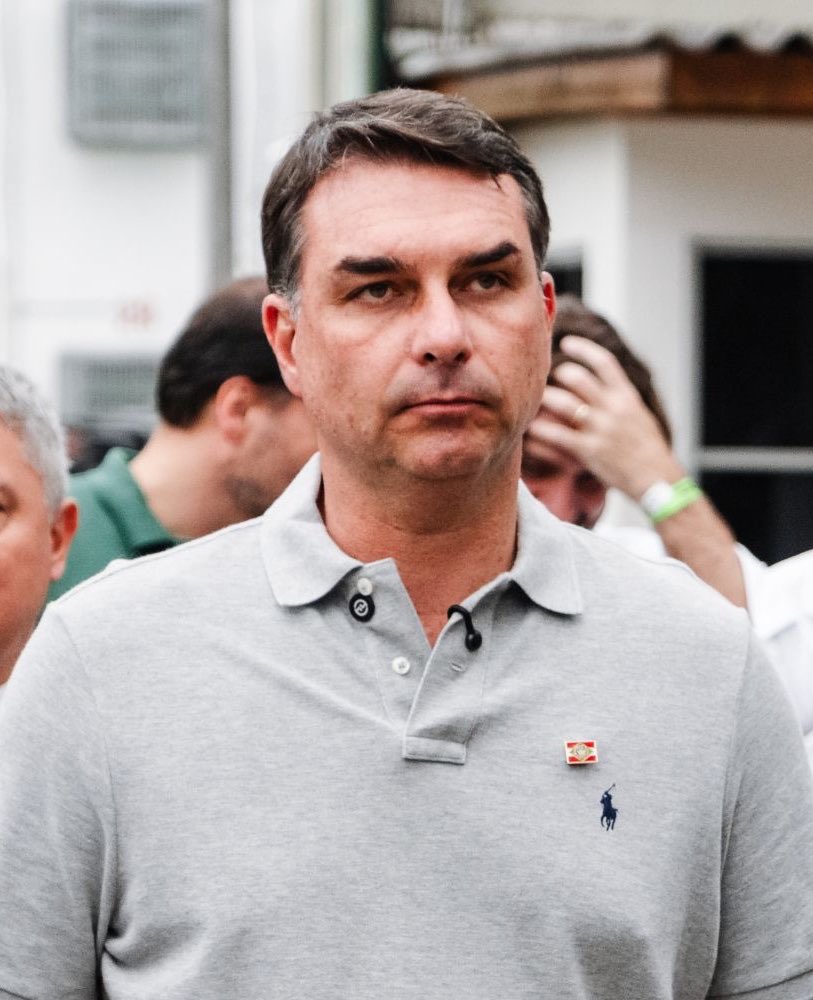 NewsLiberdade's tweet photo. 🚨AGORA - Flávio Bolsonaro defende carteira de motorista para jovem a partir de 16 anos

"Quando a gente reduzir a maioridade penal para 16 anos, você que é jovem e tem 16 anos, você já vai também ter direito a sua carteira de motorista” https://t.co/RSW0aI4cl1
