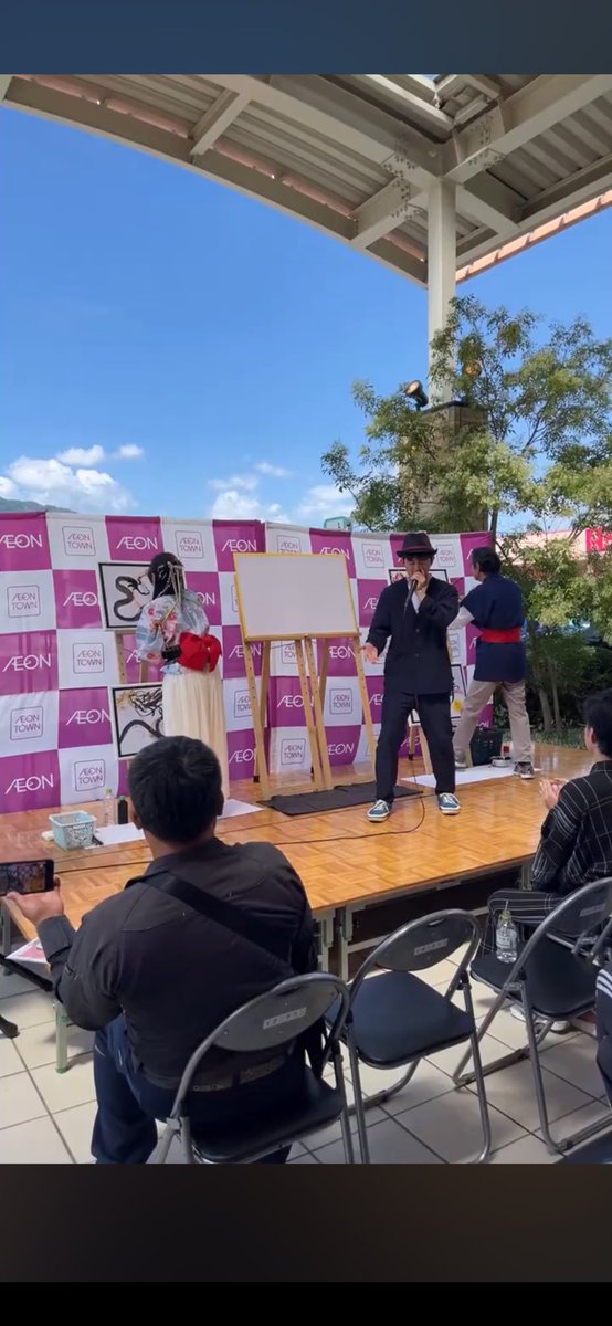 momotineiru's tweet photo. 先日のイオンタウン周南"ドリームランド"にお越しいただきありがとうございました！
今回はビートボックスと書芸の世界初のコラボパフォーマンスをさせて頂き、ステージ上で、ひらりちゃんと書芸のコラボ作品を手掛けて頂きました！！
ダブルコラボですね😭
めちゃくちゃ大盛況で終えてよかったです！ https://t.co/nGFzdKSGoa