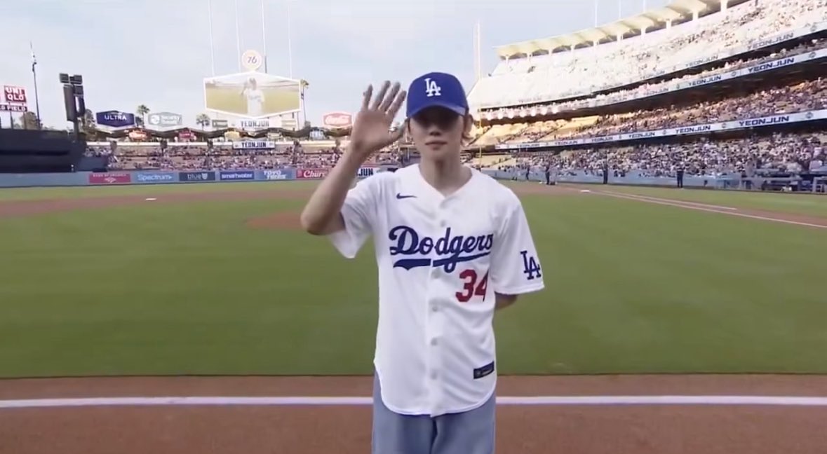 Mochiixxe's tweet photo. So breathtaking watching Yeonjun step onto the mound at Dodger Stadium. Confident, cool and shining bright with every single moment. What an unforgettable milestone!

YEONJUN DODGERS FIRST PITCH
 #YEONJUNxDodgers https://t.co/PHRFbjimrx