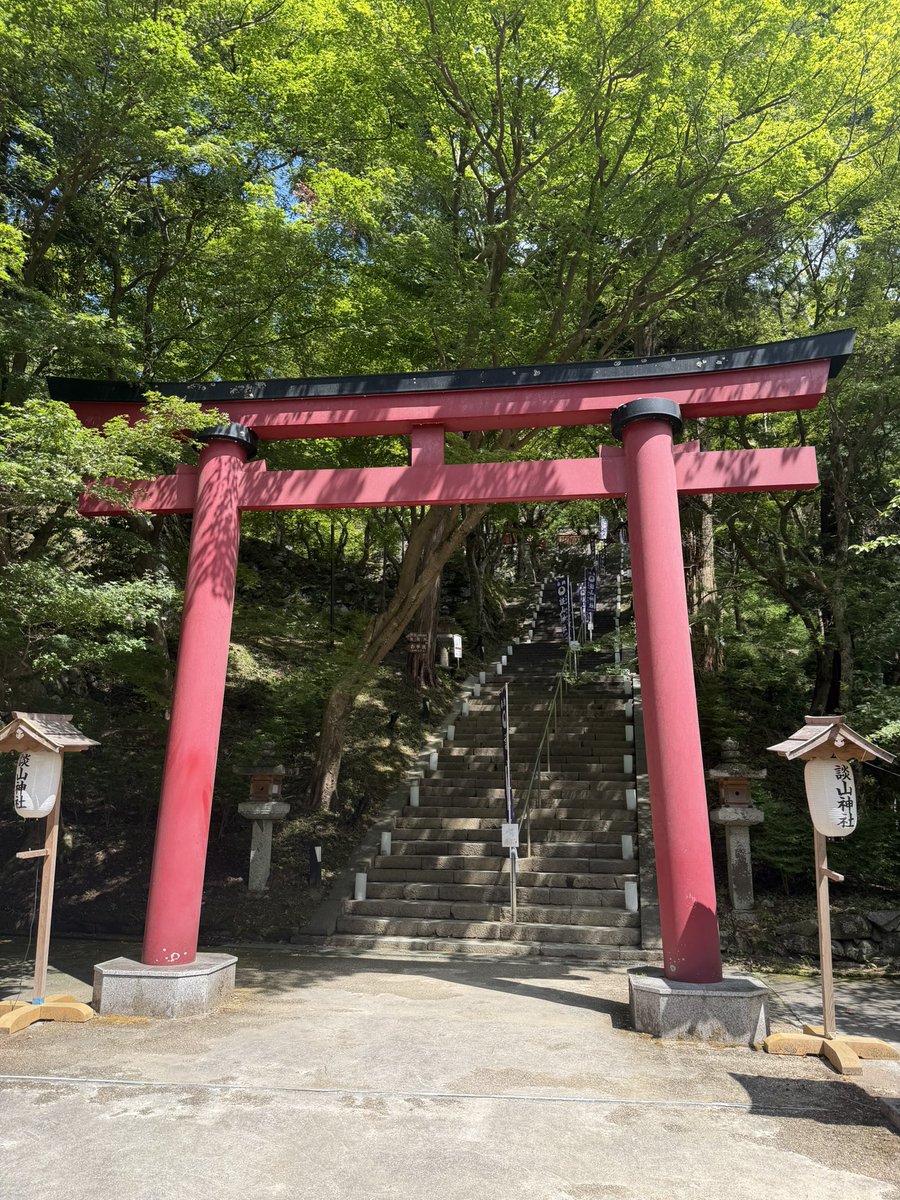 Maesara1208's tweet photo. 大化の改新に縁のある談山神社に来た
重要文化財の堂や塔、自撮りスタンドを見て歴史を感じてる https://t.co/UhYsJTMYfP
