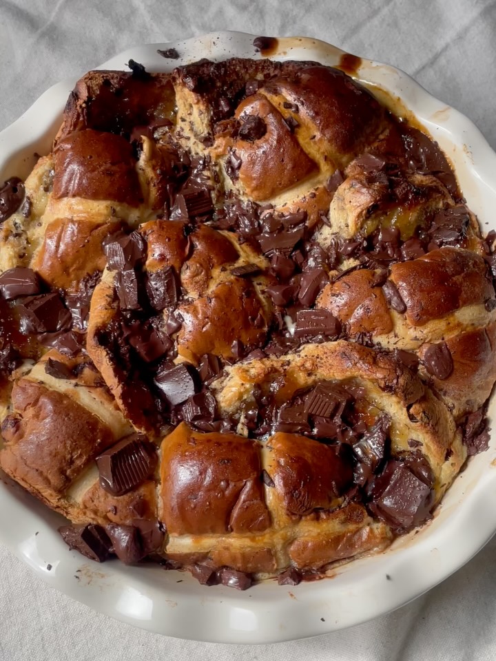 QuentinSko8deu's tweet photo. This Chocolate Orange Hot Cross Bun Bread and Butter Pudding is SO good. Really so delicious, it’s sweet but not too sweet, soft on the inside yet crispy on the top. It’s such a good way to use hot cross buns for a nice Easter pud.

Serves 6-8
Takes ... https://t.co/bbW9ElNDu7