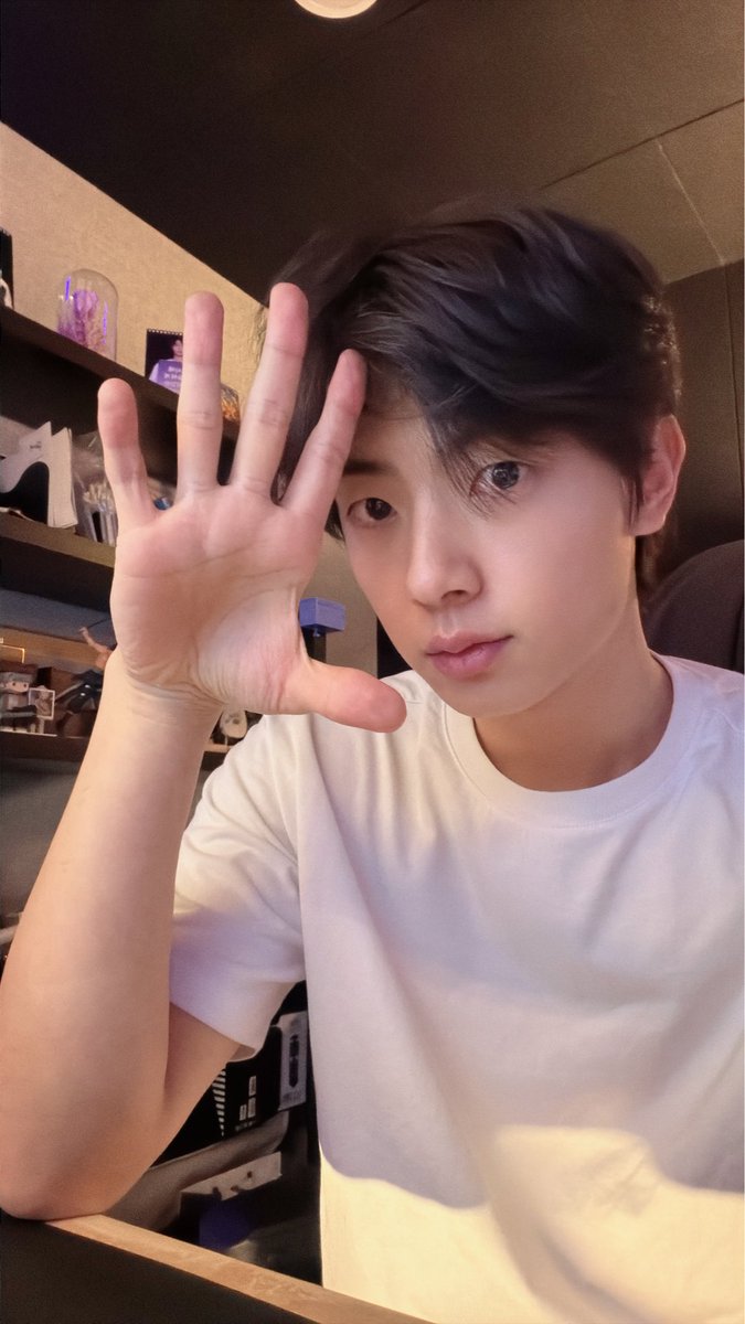 mumu_168186's tweet photo. ✋🏻 #weveselcaday https://t.co/OgqpCdqwJi