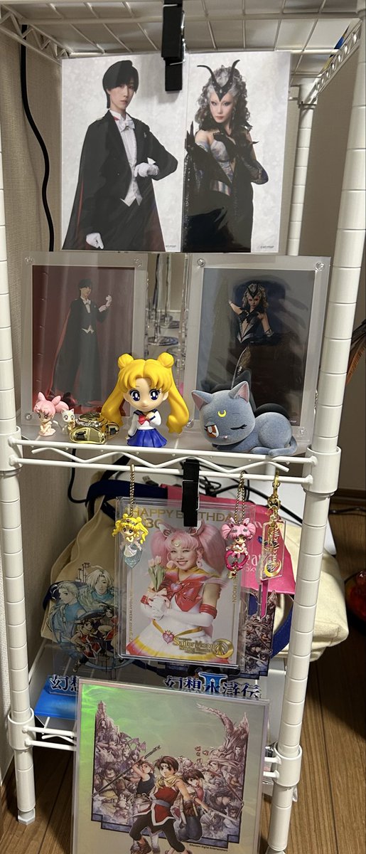kz250718's tweet photo. ちゃんとグッズ飾るとこ作るの夢だったんです…細々したやつはずっと仕舞われてたやつ… https://t.co/2PmcePlYP4