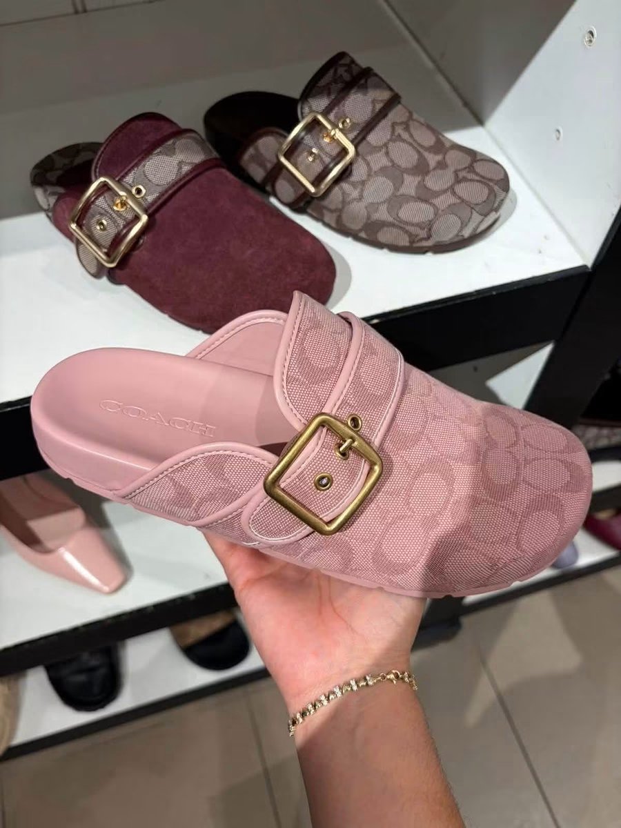 niy2pretty's tweet photo. coach clogs are sooo tea🩷 https://t.co/NiIkhBvyqX