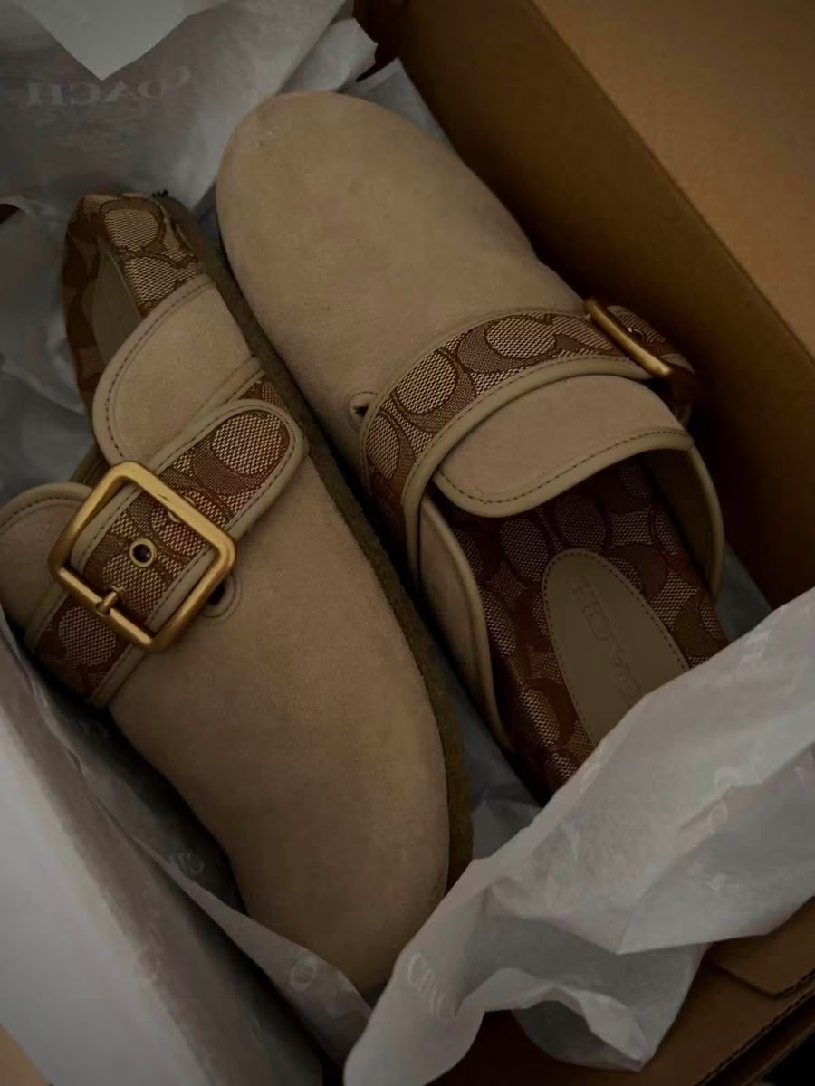 niy2pretty's tweet photo. coach clogs are sooo tea🩷 https://t.co/NiIkhBvyqX