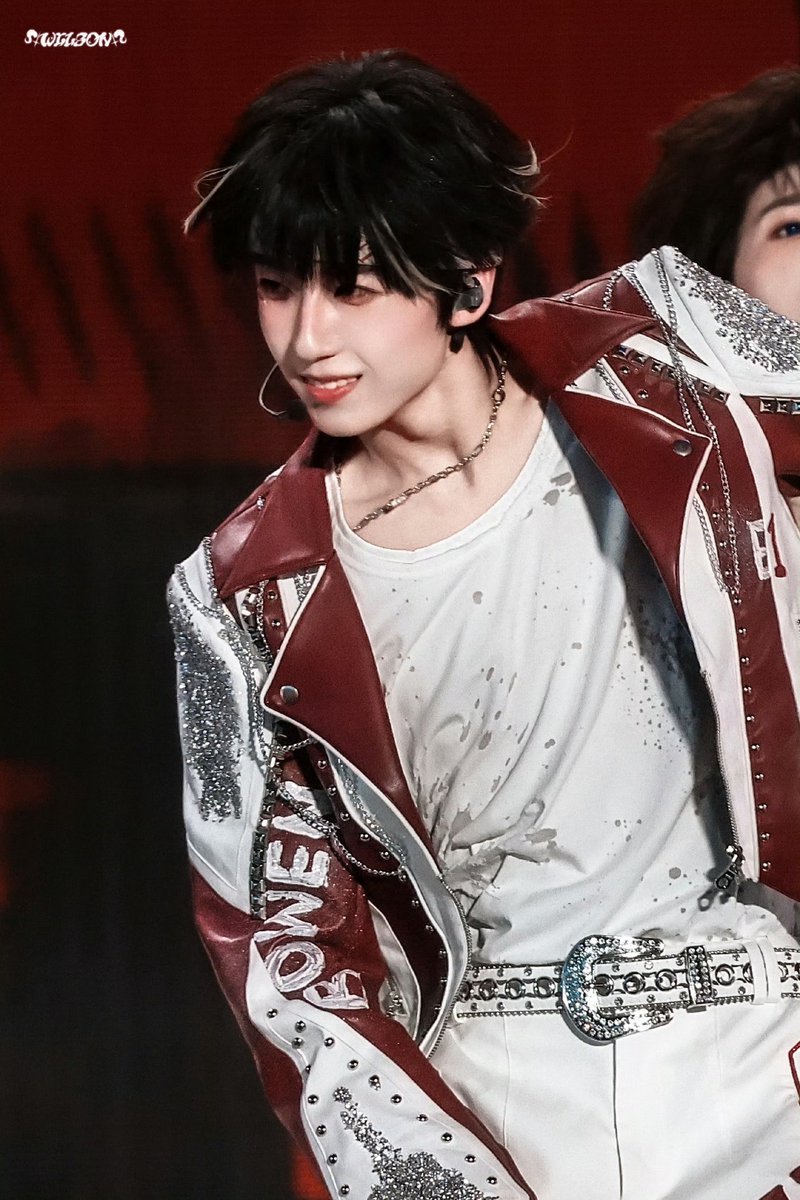 inzouet's tweet photo. 왼쪽보고 웃다가
오른쪽보고 일어나서 박수침 https://t.co/UUIoXaSfGJ