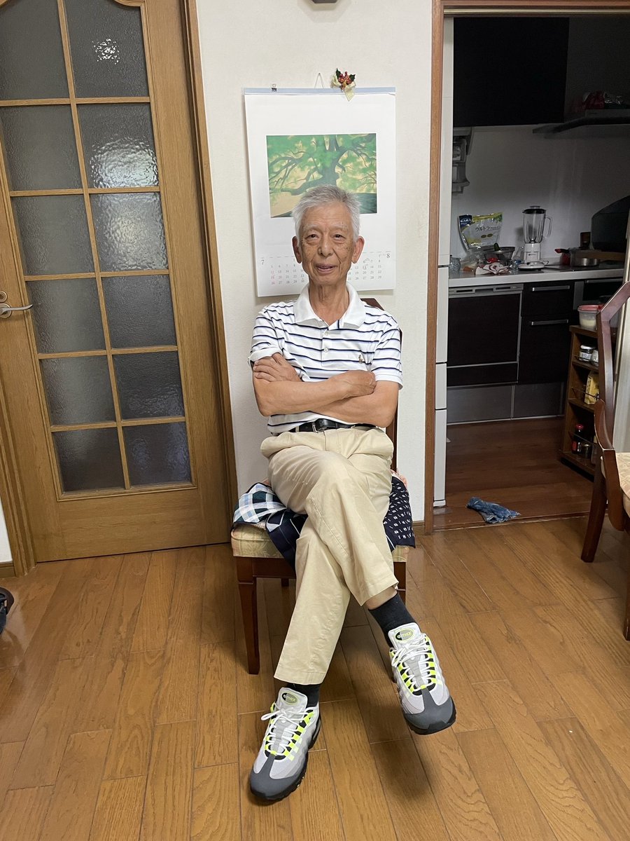 vida02loca's tweet photo. NIKEのお仕事でもらったairmax95をじいちゃんにあげた https://t.co/CtkuFmseiQ