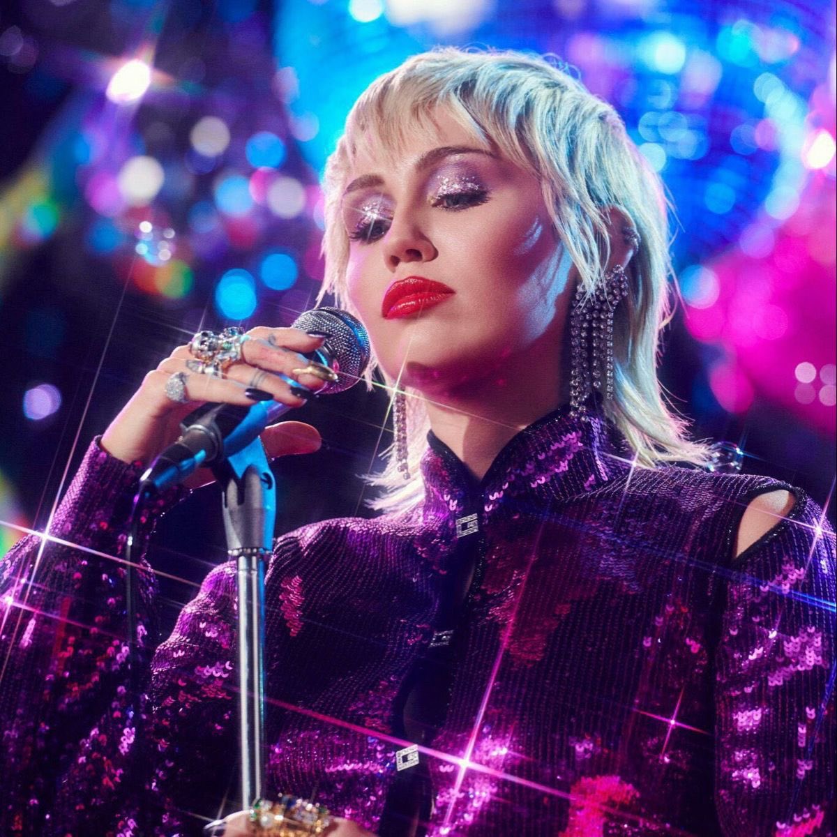 updatecultura's tweet photo. Há 6 anos, Miley Cyrus lançava “Midnight Sky”. https://t.co/WTWF0if2b6