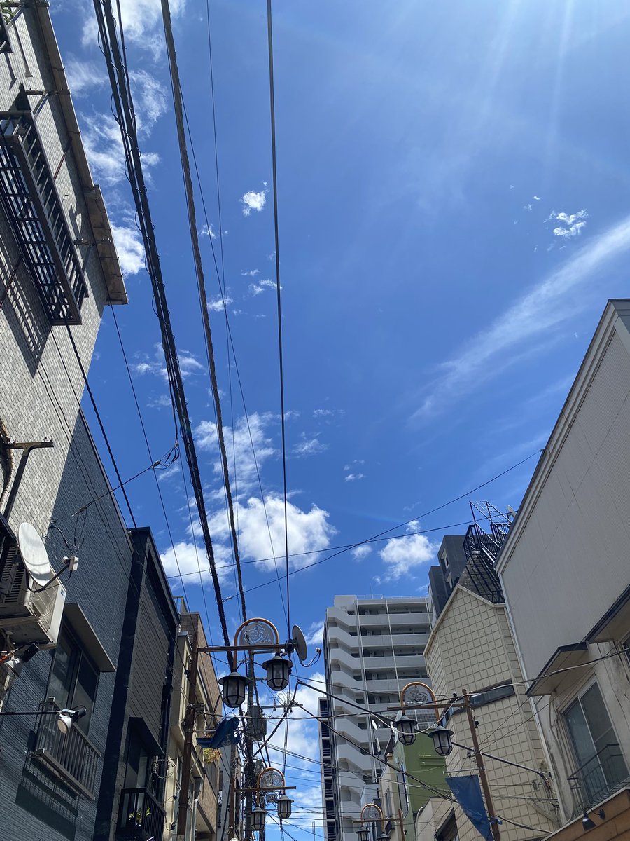 superhotdog777's tweet photo. 今日8/14の台東区おかず横丁の風景です。かすかに夏の終わりを感じる絵になりました🏖️開店準備に流している今日のパワーソングはKiroroの「未来へ」でした。癒されたいのかなあ。沖縄に行きたいのかなあ。ビーチで読書したいなあ。ビールを片手に。。

明日（8/15）は所用で開店時間が少し遅れるかもですが、お盆期間中&週末は休まず営業致します。ご来店お待ちしております✨🎆