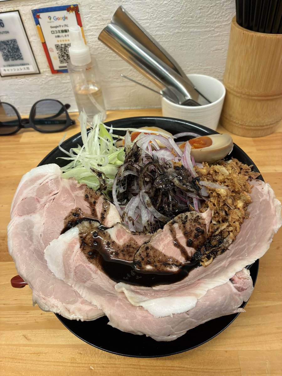 kanrekijiroria's tweet photo. ❤️210 盆休み、波影の声掛けでGYUTONで限定冷やしマー油まぜそばを食べに来ました。大ちゃんとアスカさんが野猿のひやこインスパイアして作ったそうです。波影、番長、カリちゃん、キドッチに私。ご馳走様でした2件目どこだ？
#九州ラーメンGYUTON
#限定冷やしマー油まぜそば
#ジロリアン
#サンモニ会 https://t.co/Fbk8SW0OWX