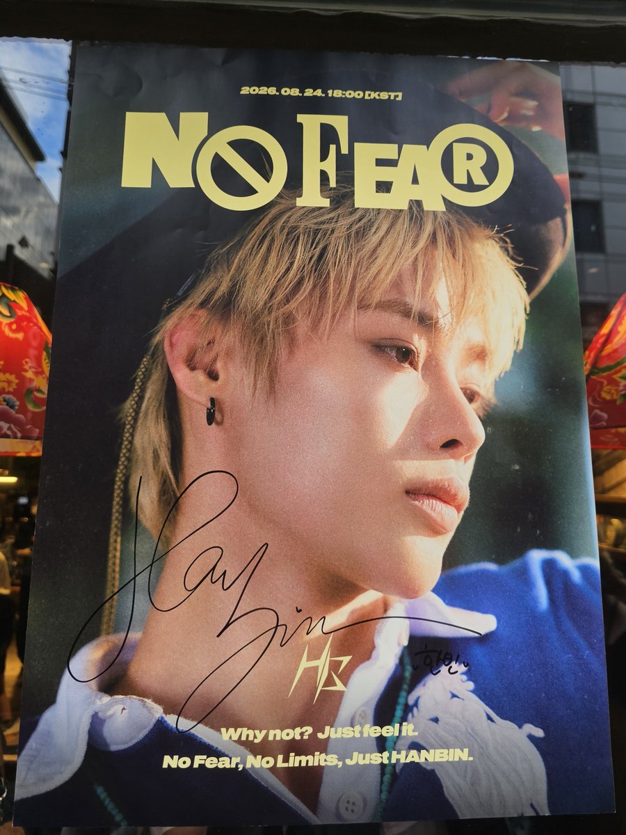 HbHluvU's tweet photo. 260813 #No_Fear 포스터 붙이자.ᐟ.ᐟ

알바생이 너무 귀엽고 사랑스러워서 
눈을 뗄 수가 없어요🙊

#템페스트 #한빈 #HANBIN #TEMPEST https://t.co/oG7Ia4BIp8