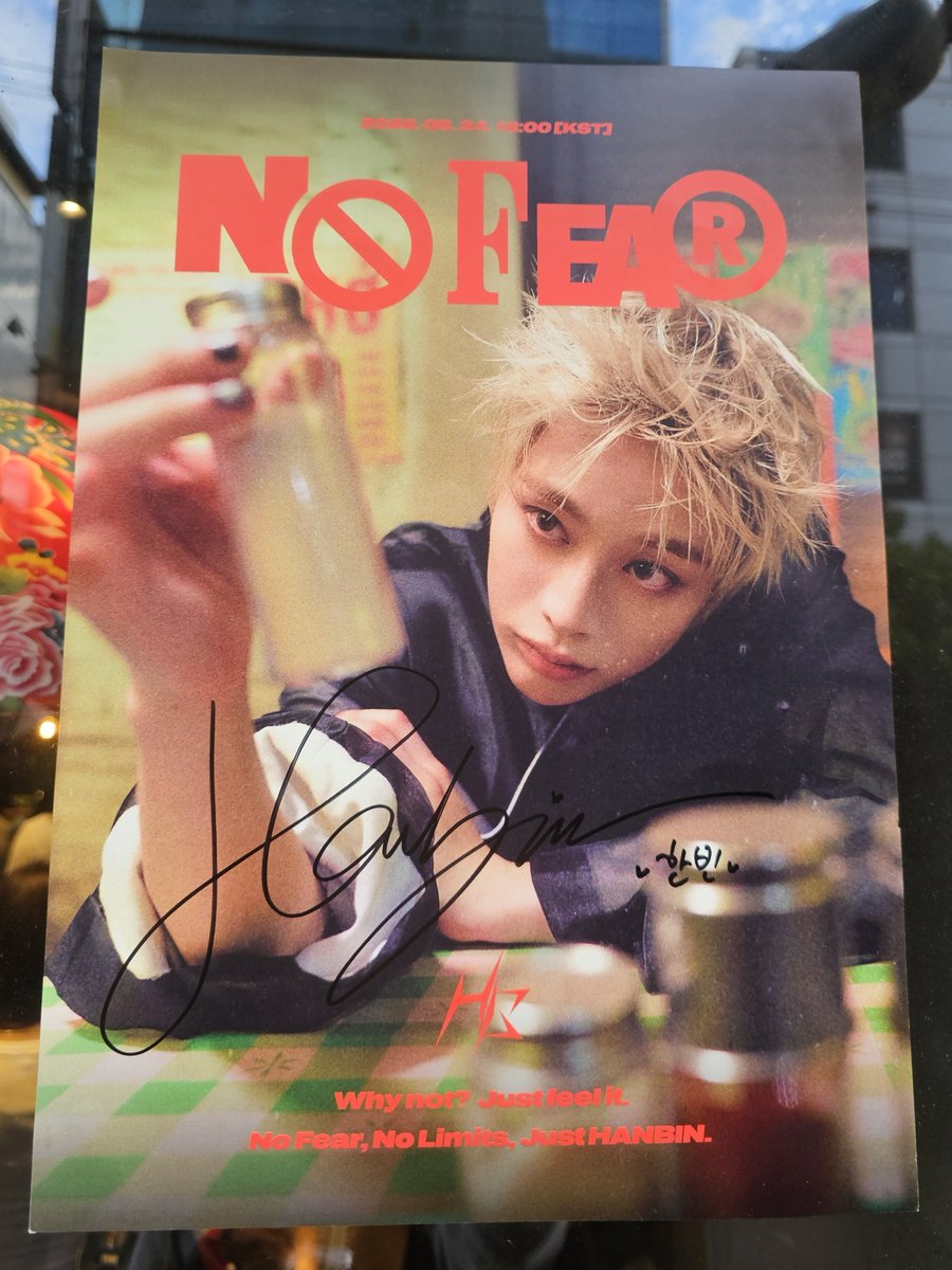 HbHluvU's tweet photo. 260813 #No_Fear 포스터 붙이자.ᐟ.ᐟ

알바생이 너무 귀엽고 사랑스러워서 
눈을 뗄 수가 없어요🙊

#템페스트 #한빈 #HANBIN #TEMPEST https://t.co/oG7Ia4BIp8
