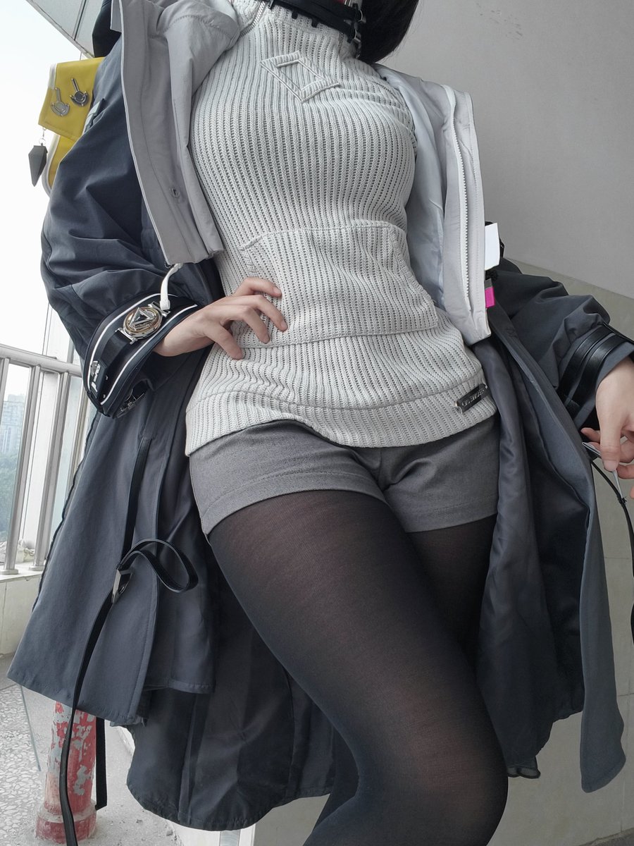 miaowu_cos's tweet photo. Showcase of the female Administrator cosplay outfit from *Arknights: Endfield*; the fabric has a high-quality, everyday-wear feel.

模特：Aki辞秋
#ArknightsEndfield  #明日方舟終末地 #administrator #gamecoslay #cosplay https://t.co/KUBYL509QU