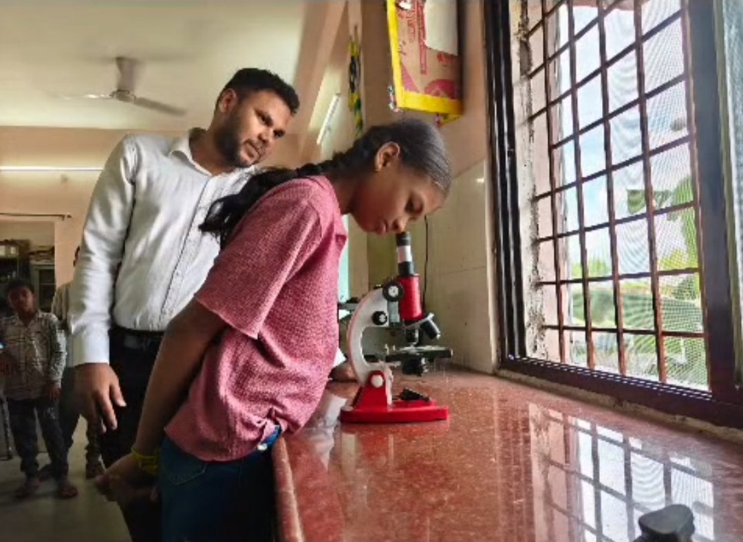 PMSHRIEMRSBW's tweet photo. 🔬✨ Learning by Doing!
Such activities encourage curiosity, scientific thinking and joyful learning among students. 🌱💡

#EMRSBandhwa #EMRSLormi #Chhattisgarh #SciencePractical #Class6 #LearningByDoing #ExperientialLearning #ScienceActivity #SchoolActivities #NESTS #EMRS https://t.co/T6NFZUZD5q