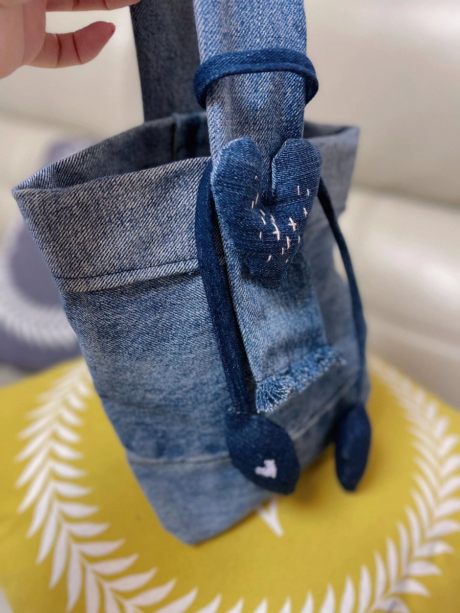 effahdouglas4's tweet photo. [New DIY alert! I turned old denim scraps into a cute phone wrist strap in 10 mins. No fancy tools needed just glue + scissors!  #DIYCraftUpcycle]， https://t.co/R3Xcyo0Zqi