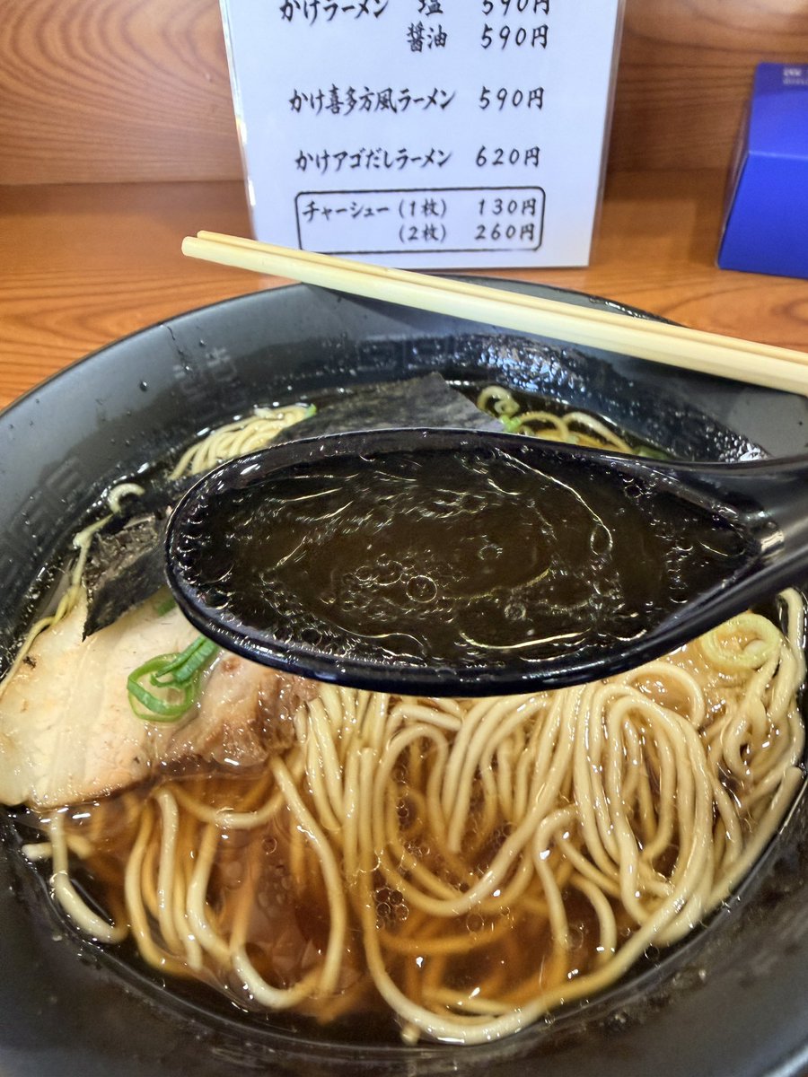JIMOHACK3's tweet photo. 仙台市若林区連坊にオープンした「めん吉松」で、かけラーメン醤油＋チャーシュー1枚。
 
連坊駅から徒歩5分、石巻の人気店「味のささき」の系列店です。
 
かけラーメンは590円から。ネギ・メンマ・海苔は標準で乗っていて、チャーシューは好きな枚数をトッピングするスタイル。
 
優しい醤油のスープは旨みしっかり、それでいて後味しつこくなく、細麺はシコシコの食感で、スープをよく拾ってくれます。
 
チャーシューがほろほろに柔らかくて、これは追加マスト。
 
ラーメン590円、チャーシュー1枚130円。この完成度でこの値段は素晴らしいですね。
日曜日定休です。

https://t.co/YXyEphi3JL