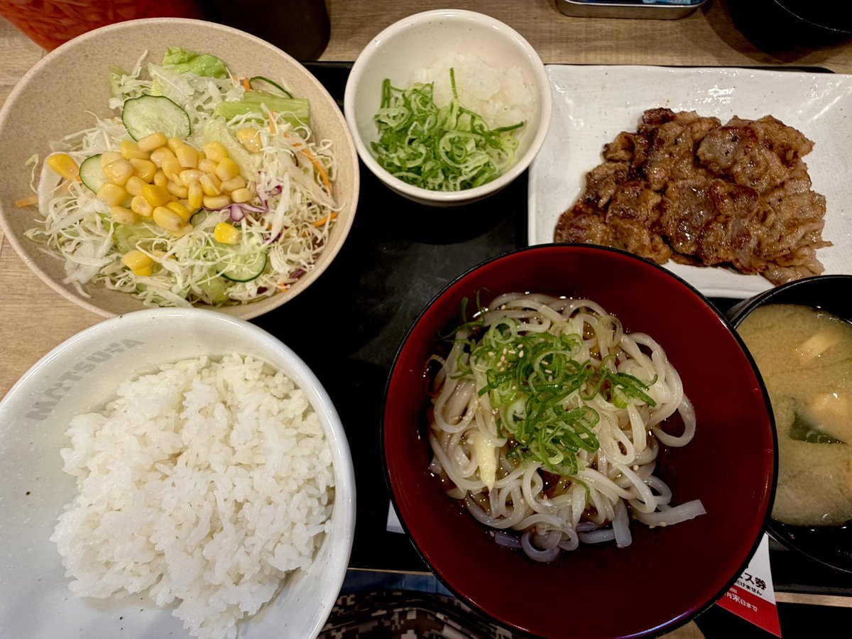 chounott's tweet photo. 昨晩雨中　紅音酒店へ　　仕事で食い逃げされたり豪雨で営業中止になったり色々な邪を聖地にて洗い流せり　最後は松屋でがっつり食す夜中の暴挙で台無しに　#ロックバー叫び https://t.co/J6ElDg9Dva