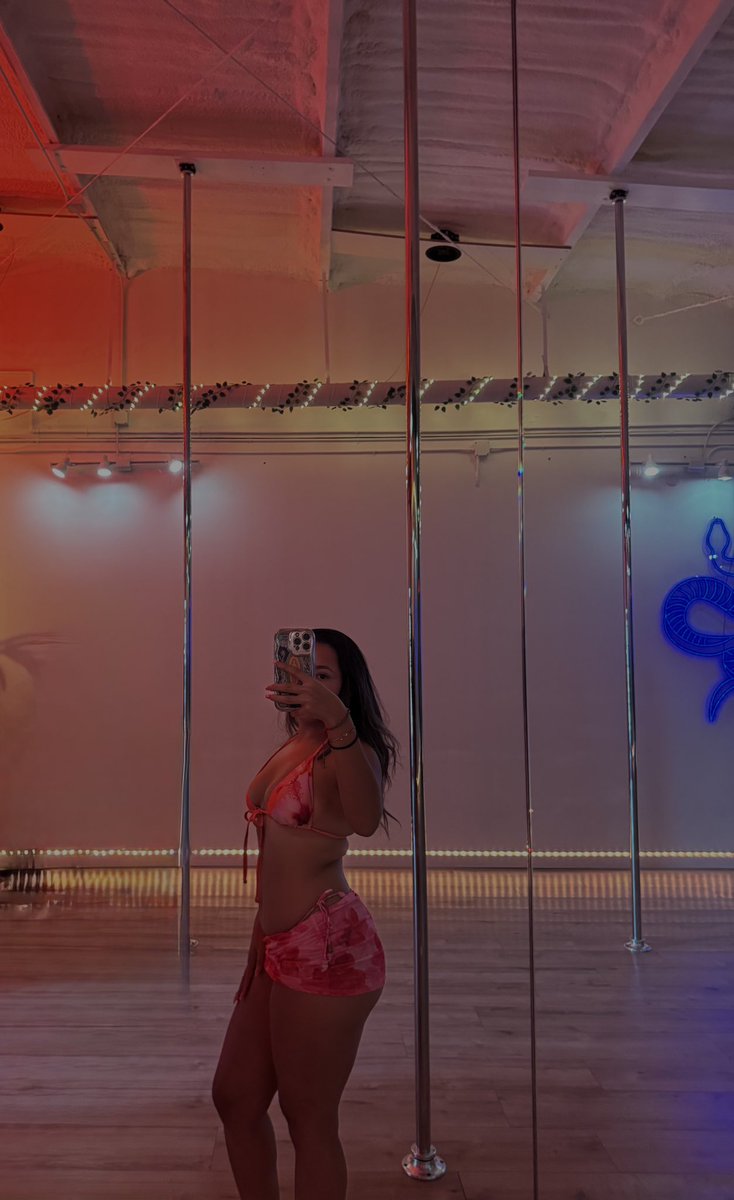 kimmmsecret's tweet photo. Can I dance on your pole daddy 🥺🫦

#latina #polecam #lasian #pole #freak #goon #thicklatina #paypig #midnightballerina #content #ofcreators https://t.co/sXnJWogy9X