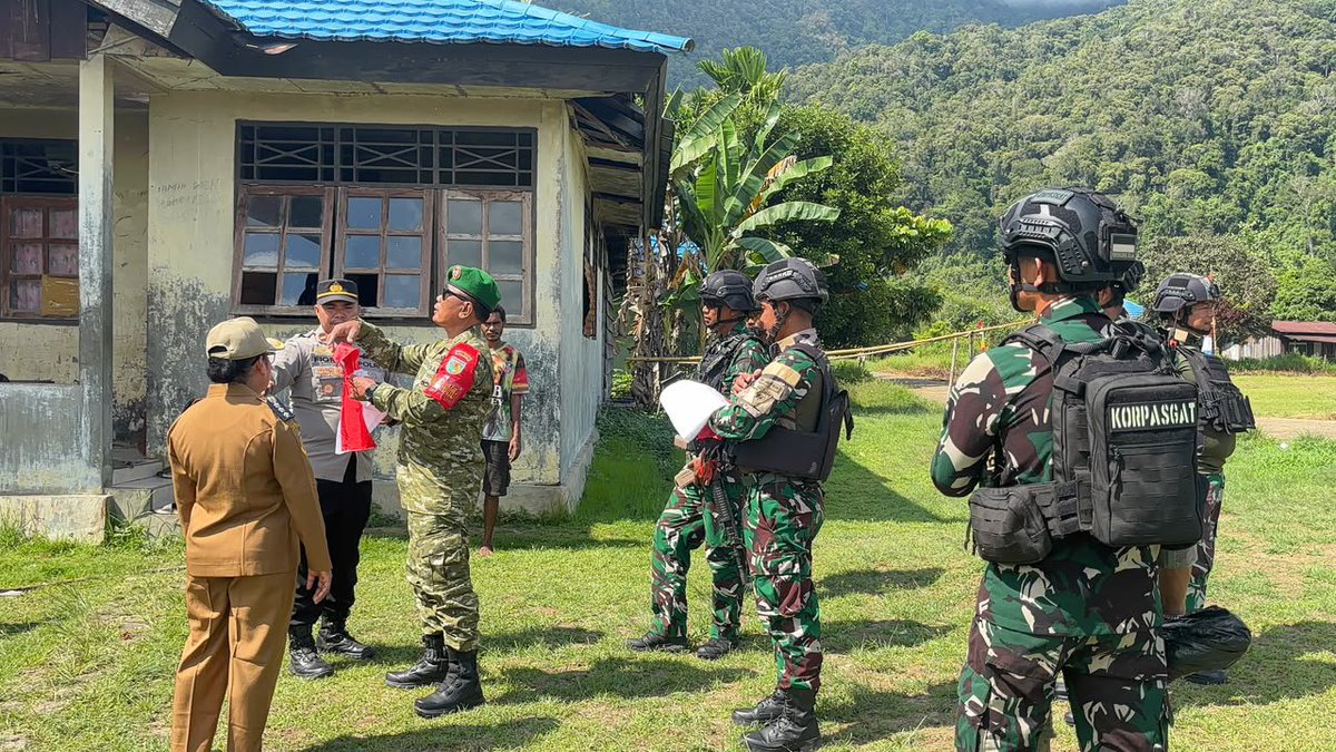 yonif_511's tweet photo. Satgas Yonif 511 DY Pos Dabra Laksanakan kegiatan Anjangsana Dan Membagikan Bendera Merah Putih Untuk Masyarakat Distrik Dabra https://t.co/p1cfbEtZfc