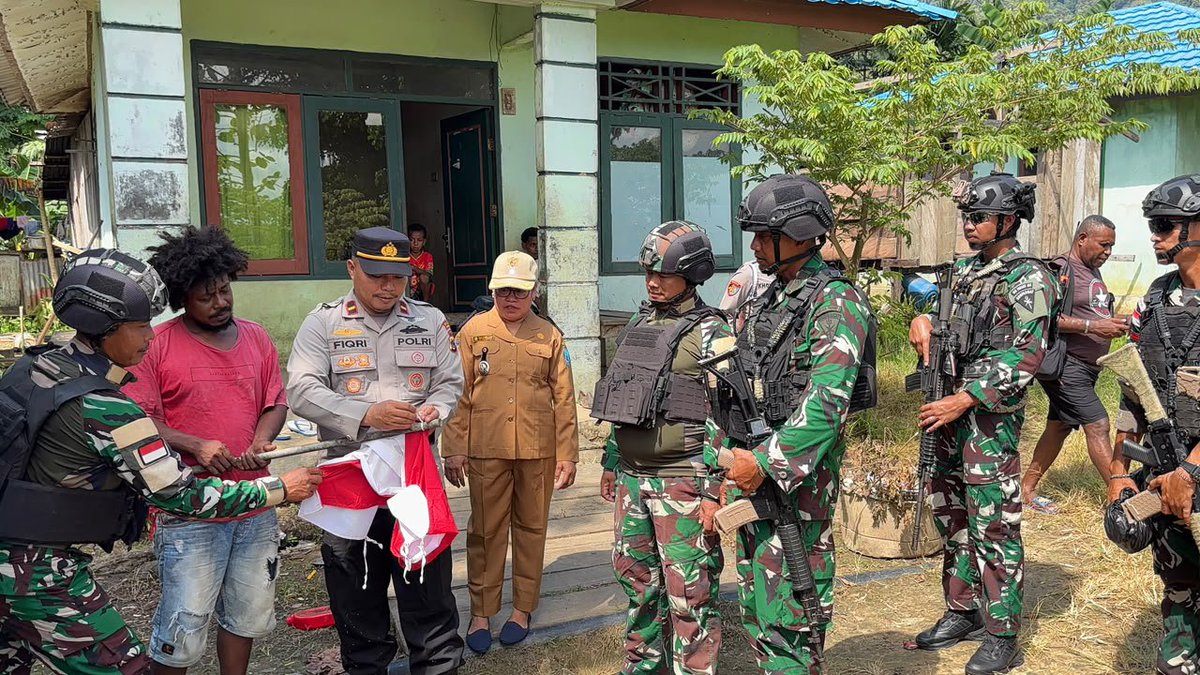 yonif_511's tweet photo. Satgas Yonif 511 DY Pos Dabra Laksanakan kegiatan Anjangsana Dan Membagikan Bendera Merah Putih Untuk Masyarakat Distrik Dabra https://t.co/p1cfbEtZfc