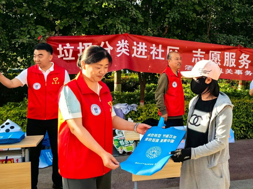 MiaGrabar's tweet photo. [Join our campus volunteer club this Saturday for a community park clean-up! Free snacks, new friends, and a cleaner neighborhood. Sign up via the link in bio!]， https://t.co/4upnVcjtRo