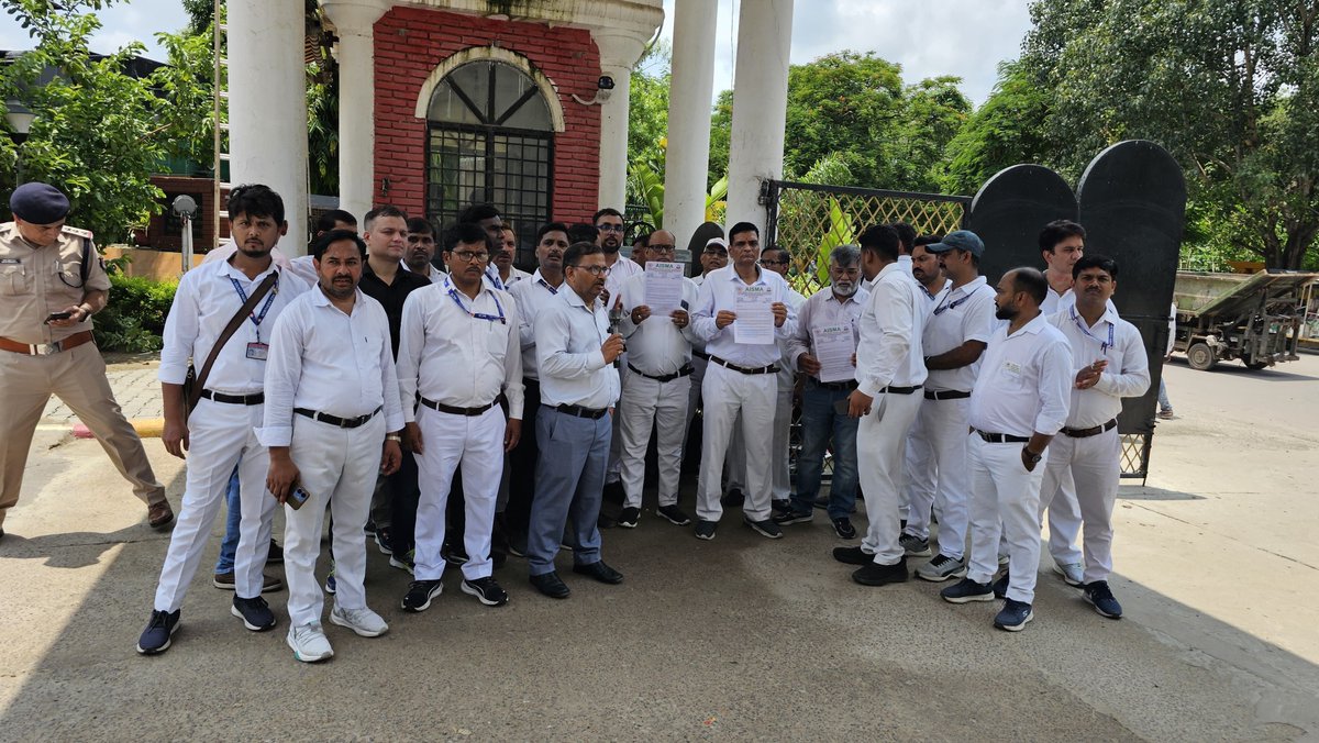 aismair1953's tweet photo. We condemns RPF's denial of entry to peaceful AISMA representatives from 3 div. of NCR,submitting a memorandum to the GM/NCR on #PowerDay(11 Aug). Forced to stand outside in scorching heat—this is unacceptable. We demand accountability.
@RailMinIndia @CPRONCR @AshwiniVaishnaw https://t.co/IVaGr7JayX
