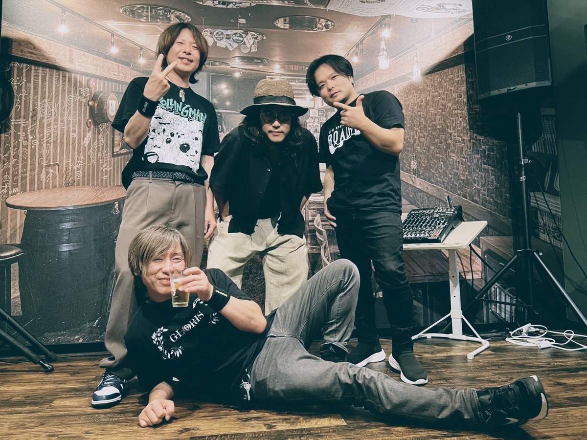shigekamata's tweet photo. 名古屋
ROLLING MAN

ご来場の皆様
配信で応援の皆様
ありがとうございました！

GLORIS初のAcoustic set
3人で初のROLLING MAN！

大夢さん、ROLLING MANのボスとキーちゃん、初対バンのヨハンさん

大変お世話になりました！
ありがとうございました！

#鈴木大夢
#浜小路ヨハン
#ROLLINGMAN
#GLORIS https://t.co/ine48oMk6H