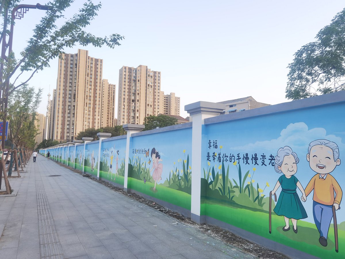 Javierb42499012's tweet photo. Step into a vibrant street art alley at dusk—colorful murals light up the gloom, turning a random walk into an unexpected artistic escape! https://t.co/5EoErvywGc
