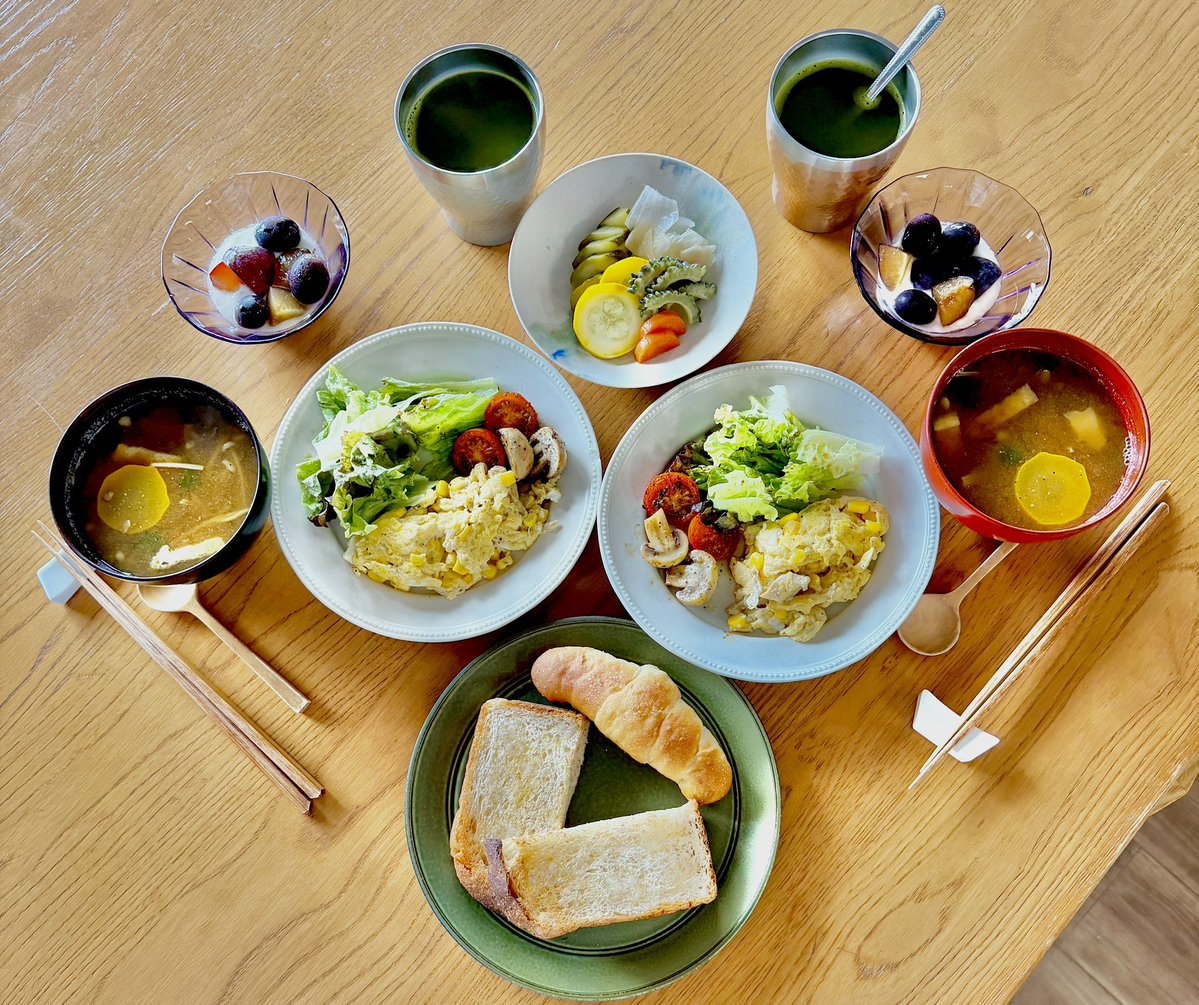 asakusakumasan's tweet photo. 朝食はささみコーンオムレツサラダ仕立て、漬物、味噌汁、ライ麦食パントースト、塩パン、プルーンぶどう入りヨーグルト、濃茶。
#ごちそうフォト
#ヘルシー #健康ご飯
#血栓予防 #免疫力 #朝ごはん
#OMELETYELLOW https://t.co/pQVvHI34nM