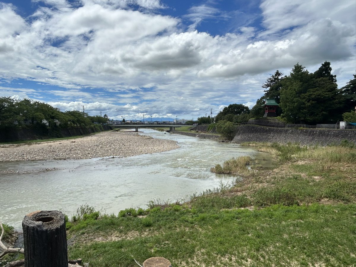 FfrightHs's tweet photo. 横手城の遊歩道、この前の雨で土砂崩れ起きてたみたい、蛇の崎橋下は堆積した土や流木が https://t.co/DKaDlggadO