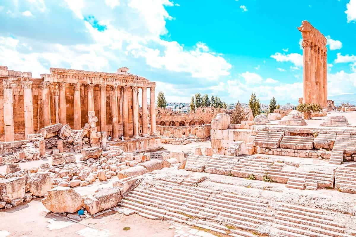 WonderRove's tweet photo. Ancient builders at Baalbek worked on a staggering scale. 

Its raised plaza incorporated monoliths weighing more than 800 tons. https://t.co/PqZhV6BEWA