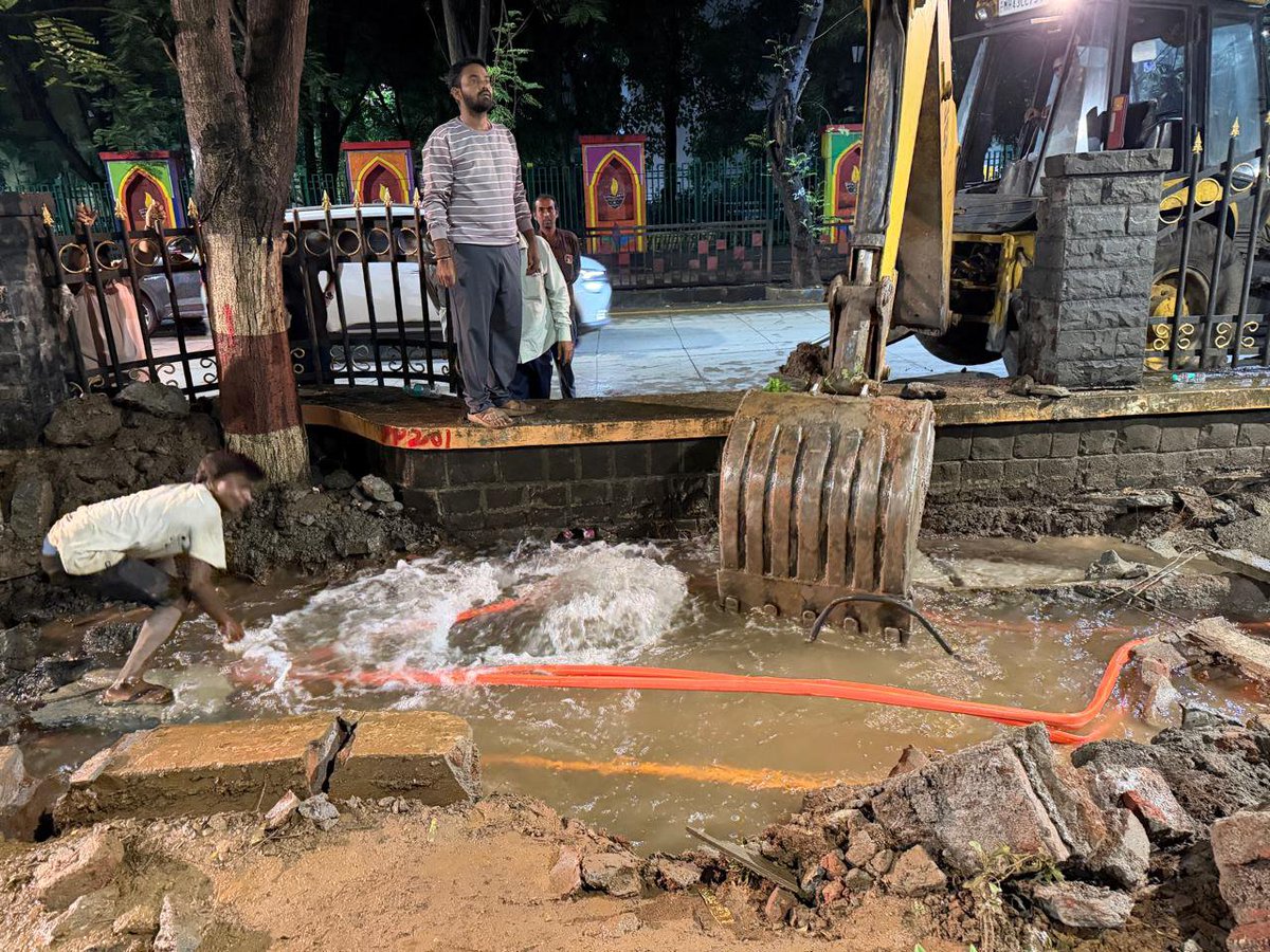 mybmc's tweet photo. 🔷जलवाहिनीवरील गळती रोखण्याकामी यश

🔷ठाण्यातील तीन हात नाका परिसरात ३००० मिलीमीटर व्यासाच्या मुंबई-III जलवाहिनीला आढळलेली गळती बंद करण्याचे काम काल रात्री पासून सुरू होते ते प्राथमिक यशस्वी झाले आहे . 

🔷महानगरपालिका जल कार्य विभागाच्या (नगरबाह्य) अधिकारी आणि कर्मचाऱ्यांनी अथक प्रयत्न करून जलवाहिनीवरील छिद्र लाकडी खुंटी बसवून बंद केले आहे. त्यामुळे जलवाहिनीवरील गळती सद्यस्थितीत पूर्णपणे थांबली आहे.

🔷आता क्षतिग्रस्त जलवाहिनीच्या भागाभोवतीचा परिसर खोदकाम करून उघडण्यात येणार असून, तेथील साचलेले पाणी उपसून परिसर कोरडा करण्यात येईल. त्यानंतर खराब झालेल्या भागावर मृदू पोलाद (MS) पॅच प्लेट बसवून ती वेल्डिंगद्वारे कायमस्वरूपी दुरुस्त करण्यात येईल.

🔷विशेष म्हणजे, जलकार्य विभागाने (नगरबाह्य) पाणीपुरवठा पूर्णपणे बंद अथवा अलग न करता ही दुरुस्तीची कार्यवाही सुरू ठेवली आहे. 

🔷पाणीपुरवठा सुरळीत ठेवत जलवाहिनीची तातडीने आणि सुरक्षितपणे दुरुस्ती करण्याचे काम युद्धपातळीवर सुरू आहे.

#MyBMCUpdates

@CMOMaharashtra 
@mieknathshinde 
@SunetraA_Pawar 
@ShelarAshish 
@MPLodha 
@TawdeRitu 
@misanjayghadi