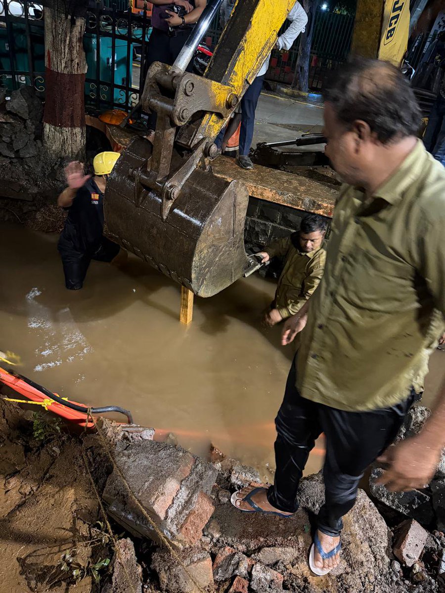mybmc's tweet photo. 🔷जलवाहिनीवरील गळती रोखण्याकामी यश

🔷ठाण्यातील तीन हात नाका परिसरात ३००० मिलीमीटर व्यासाच्या मुंबई-III जलवाहिनीला आढळलेली गळती बंद करण्याचे काम काल रात्री पासून सुरू होते ते प्राथमिक यशस्वी झाले आहे . 

🔷महानगरपालिका जल कार्य विभागाच्या (नगरबाह्य) अधिकारी आणि कर्मचाऱ्यांनी अथक प्रयत्न करून जलवाहिनीवरील छिद्र लाकडी खुंटी बसवून बंद केले आहे. त्यामुळे जलवाहिनीवरील गळती सद्यस्थितीत पूर्णपणे थांबली आहे.

🔷आता क्षतिग्रस्त जलवाहिनीच्या भागाभोवतीचा परिसर खोदकाम करून उघडण्यात येणार असून, तेथील साचलेले पाणी उपसून परिसर कोरडा करण्यात येईल. त्यानंतर खराब झालेल्या भागावर मृदू पोलाद (MS) पॅच प्लेट बसवून ती वेल्डिंगद्वारे कायमस्वरूपी दुरुस्त करण्यात येईल.

🔷विशेष म्हणजे, जलकार्य विभागाने (नगरबाह्य) पाणीपुरवठा पूर्णपणे बंद अथवा अलग न करता ही दुरुस्तीची कार्यवाही सुरू ठेवली आहे. 

🔷पाणीपुरवठा सुरळीत ठेवत जलवाहिनीची तातडीने आणि सुरक्षितपणे दुरुस्ती करण्याचे काम युद्धपातळीवर सुरू आहे.

#MyBMCUpdates

@CMOMaharashtra 
@mieknathshinde 
@SunetraA_Pawar 
@ShelarAshish 
@MPLodha 
@TawdeRitu 
@misanjayghadi