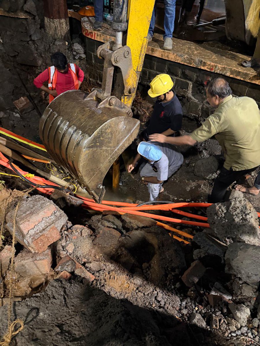mybmc's tweet photo. 🔷जलवाहिनीवरील गळती रोखण्याकामी यश

🔷ठाण्यातील तीन हात नाका परिसरात ३००० मिलीमीटर व्यासाच्या मुंबई-III जलवाहिनीला आढळलेली गळती बंद करण्याचे काम काल रात्री पासून सुरू होते ते प्राथमिक यशस्वी झाले आहे . 

🔷महानगरपालिका जल कार्य विभागाच्या (नगरबाह्य) अधिकारी आणि कर्मचाऱ्यांनी अथक प्रयत्न करून जलवाहिनीवरील छिद्र लाकडी खुंटी बसवून बंद केले आहे. त्यामुळे जलवाहिनीवरील गळती सद्यस्थितीत पूर्णपणे थांबली आहे.

🔷आता क्षतिग्रस्त जलवाहिनीच्या भागाभोवतीचा परिसर खोदकाम करून उघडण्यात येणार असून, तेथील साचलेले पाणी उपसून परिसर कोरडा करण्यात येईल. त्यानंतर खराब झालेल्या भागावर मृदू पोलाद (MS) पॅच प्लेट बसवून ती वेल्डिंगद्वारे कायमस्वरूपी दुरुस्त करण्यात येईल.

🔷विशेष म्हणजे, जलकार्य विभागाने (नगरबाह्य) पाणीपुरवठा पूर्णपणे बंद अथवा अलग न करता ही दुरुस्तीची कार्यवाही सुरू ठेवली आहे. 

🔷पाणीपुरवठा सुरळीत ठेवत जलवाहिनीची तातडीने आणि सुरक्षितपणे दुरुस्ती करण्याचे काम युद्धपातळीवर सुरू आहे.

#MyBMCUpdates

@CMOMaharashtra 
@mieknathshinde 
@SunetraA_Pawar 
@ShelarAshish 
@MPLodha 
@TawdeRitu 
@misanjayghadi