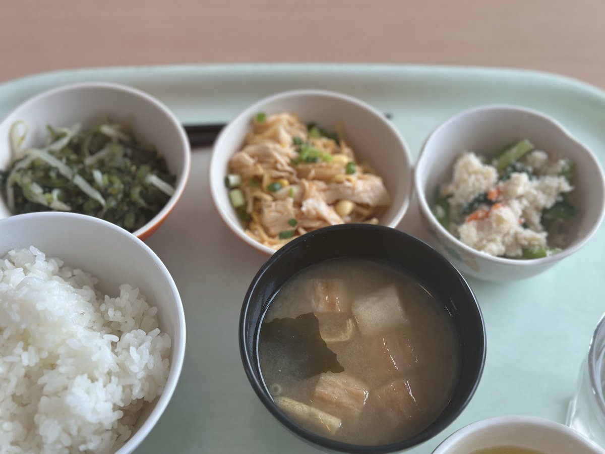 eguchitomoko's tweet photo. 14日　お盆だけど、だからか、
そこそこ混んでる。

平塚市役所食堂

選べる3品定食530円 https://t.co/0SdrOQ3VrB
