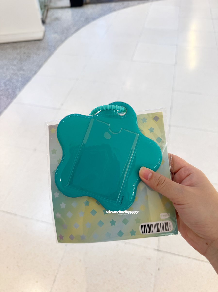 lovenaration's tweet photo. the card holder IS HUGE and squishy🤏🏻
p’perm is a tpop idol

#CharacterFestThailand2xGMMTV
#PERMPOON https://t.co/ymUHACJ1Uu