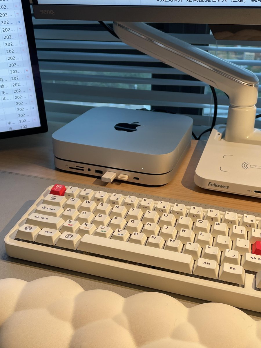 KevinLBOLTON1's tweet photo. Just closed another busy workday, office lights still on, grabbing a takeaway coffee to power through this extra hour. Productivity mode is 100% ， https://t.co/P14V5d8nw7