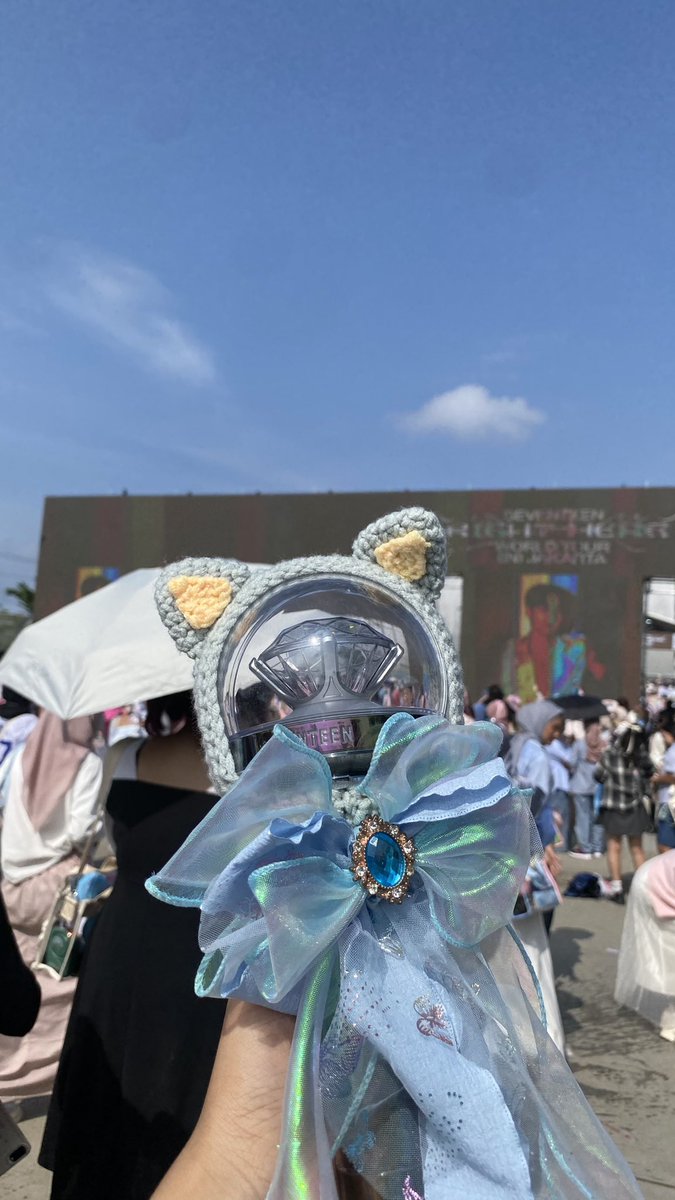 reveurvs's tweet photo. WTS CARATBONG V3 VITRI

✅ ORI (Pernah dibawa SVT RH in Jakarta 2025)
🚚 bisa shopee/oren
💰300k boleh nego miring 
 🎀 free printilan &amp; PC Official 

wts carbong caratbong carat seventeen lightstick https://t.co/WfKAffjbce