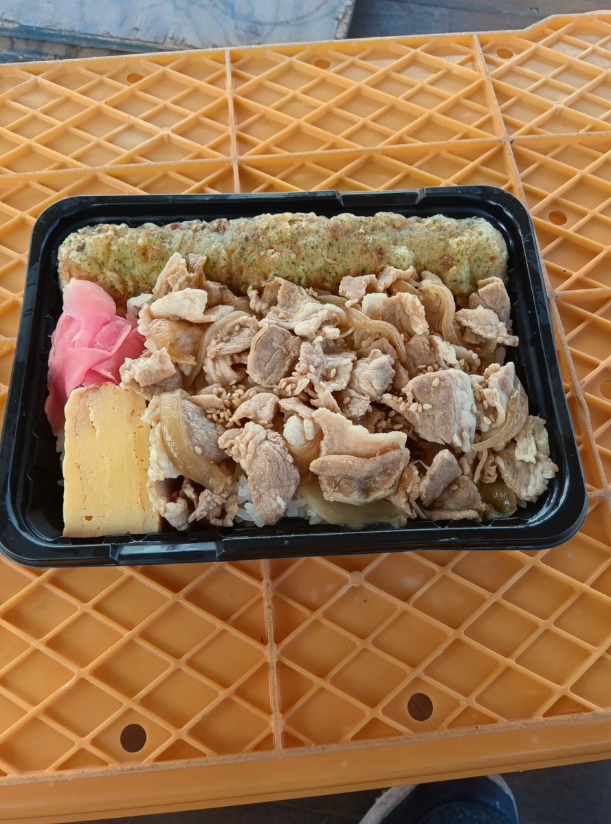 udrums's tweet photo. 花火めし2日目
豚丼とちくわ天
美味しい https://t.co/DCtPqDy2tE
